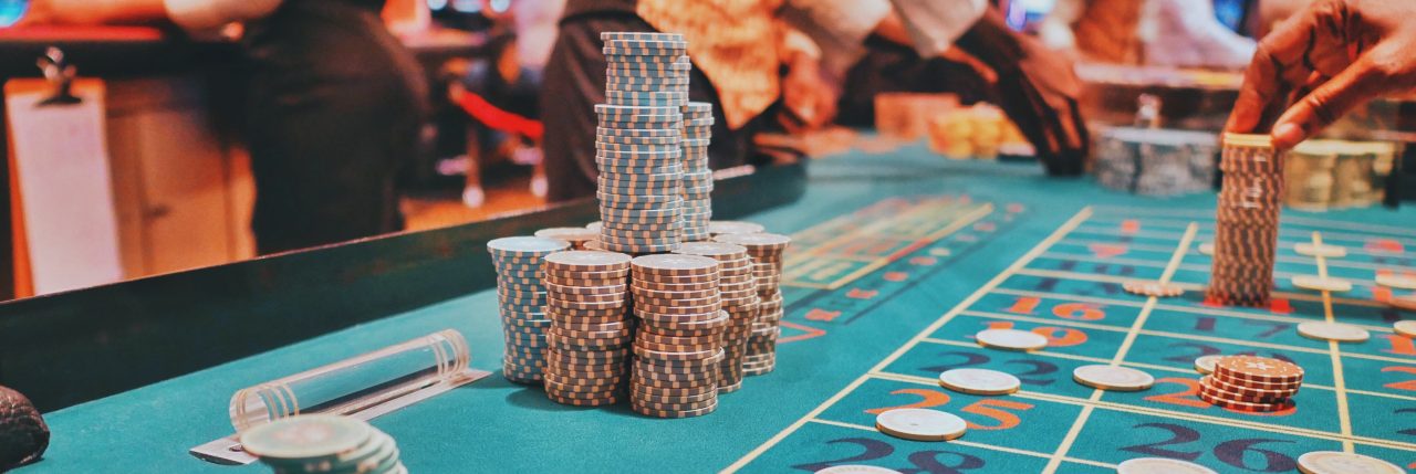 Exploring the Key Differences Between Traditional Casino Games: Maximizing Winnings in Blackjack and Roulette